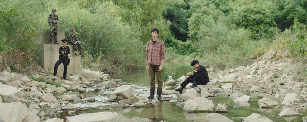 알을 깨고 나온 새