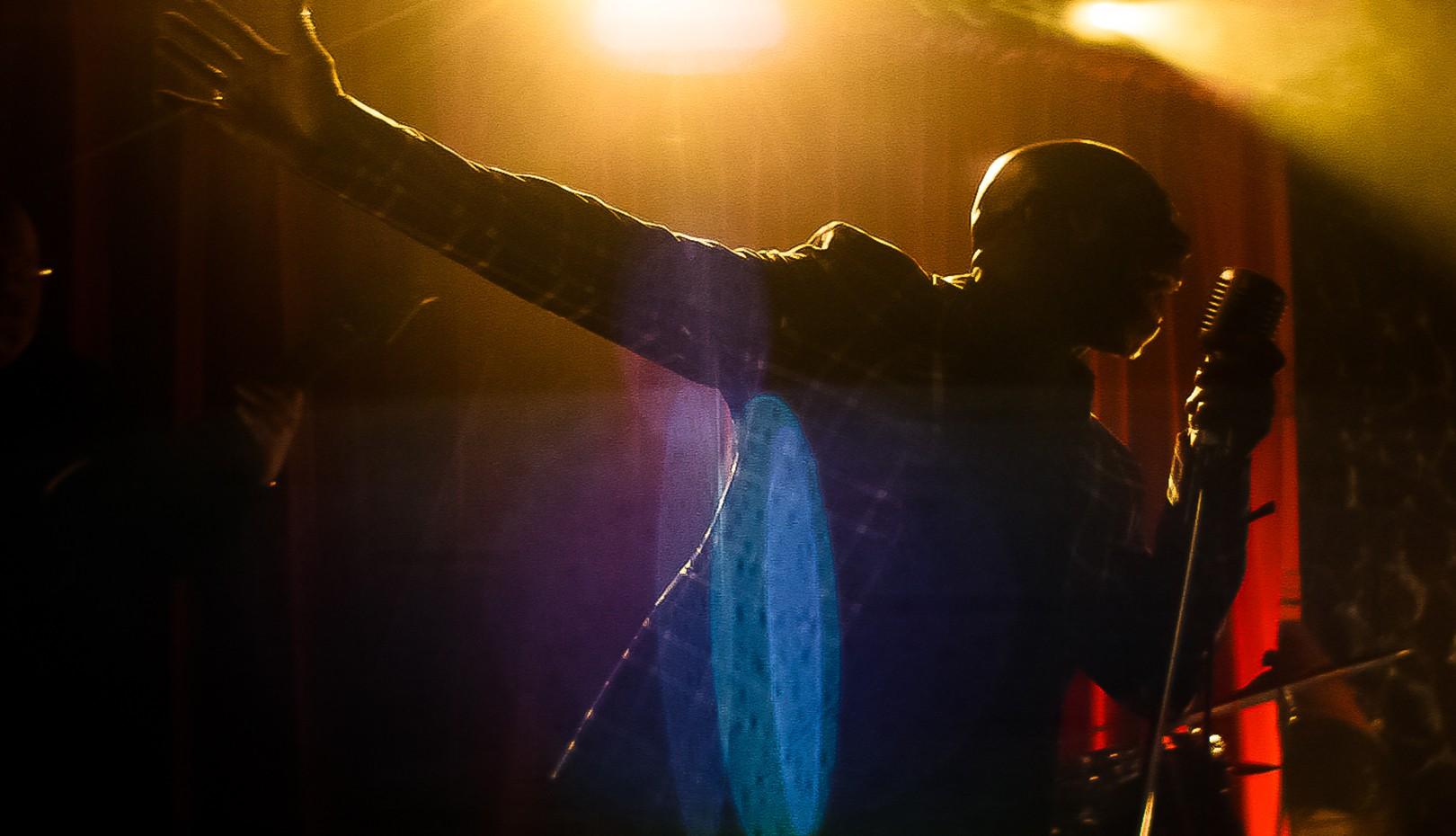 가수와 가짜 뉴스