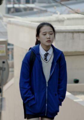사과 앞에서